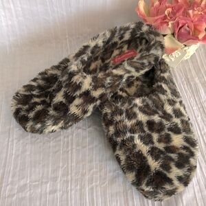 DEARFORM size L slip on slippers leopard cheetah print